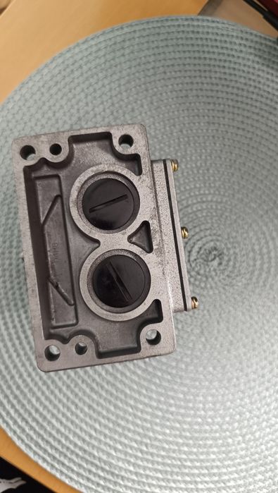 Краен изключвател OMRON D4MB-441G
• Tun: MexaHnyeH KpaeH M3KJIOYBaTen