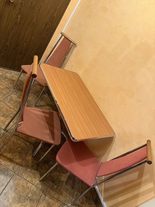 Masa de bucatarie si 3 scaune tapitate
