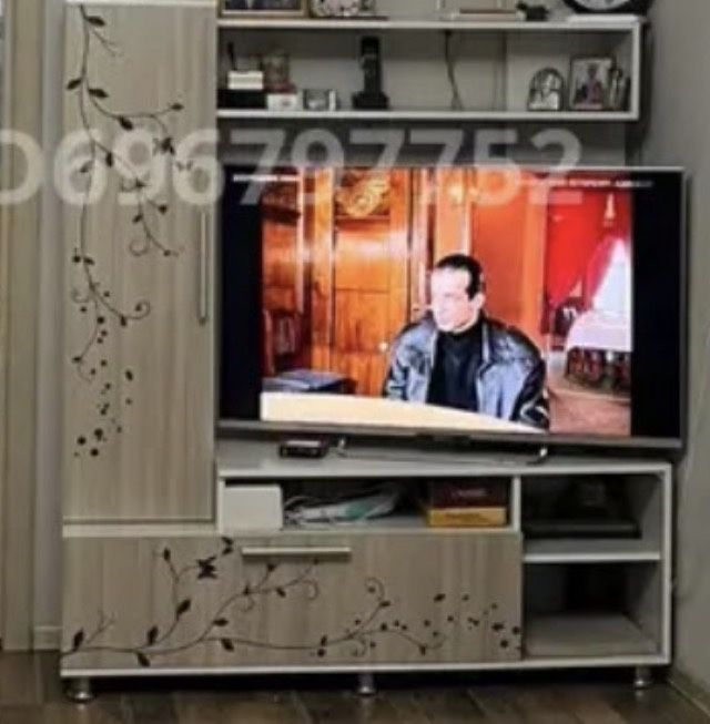 Миниатюрная стенка в зал