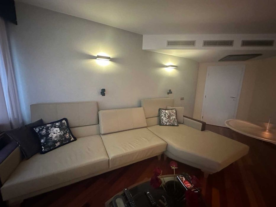 Нов ъглов поръчков  диван с лежанка от естествена кожа