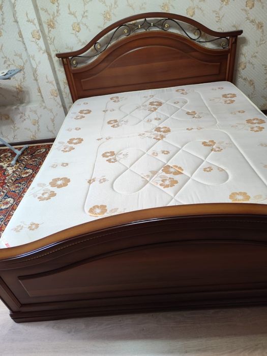 Кровать деревянная