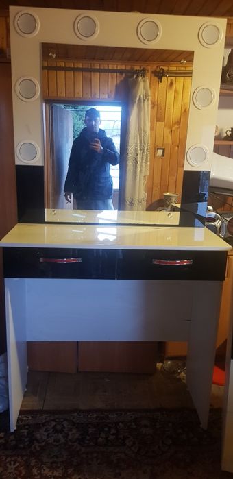 срочно продам стол визажиста