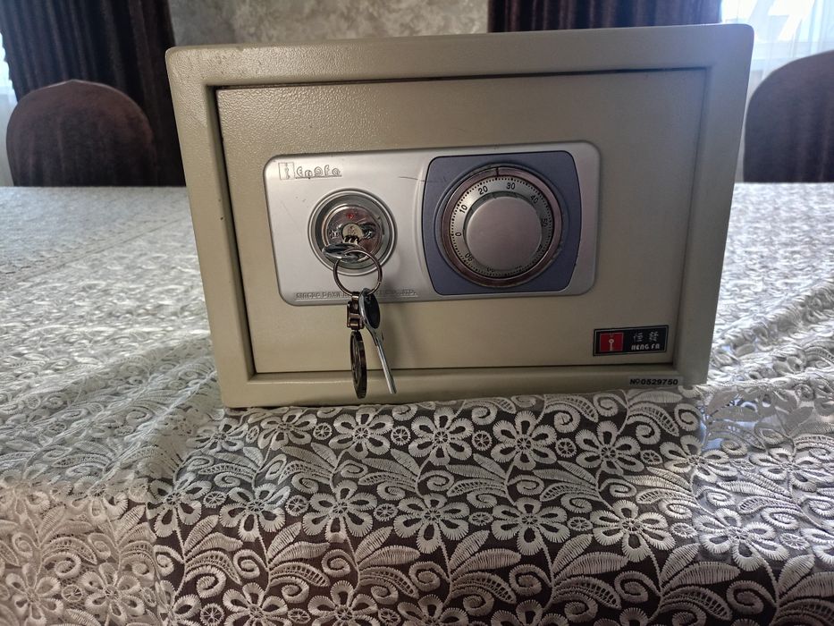 Продам сейф мощный