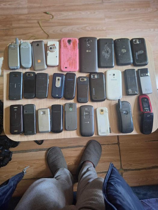 Lot 28 Telefoane Mixte – Netestate / Pentru Piese și Colecție + Accesorii