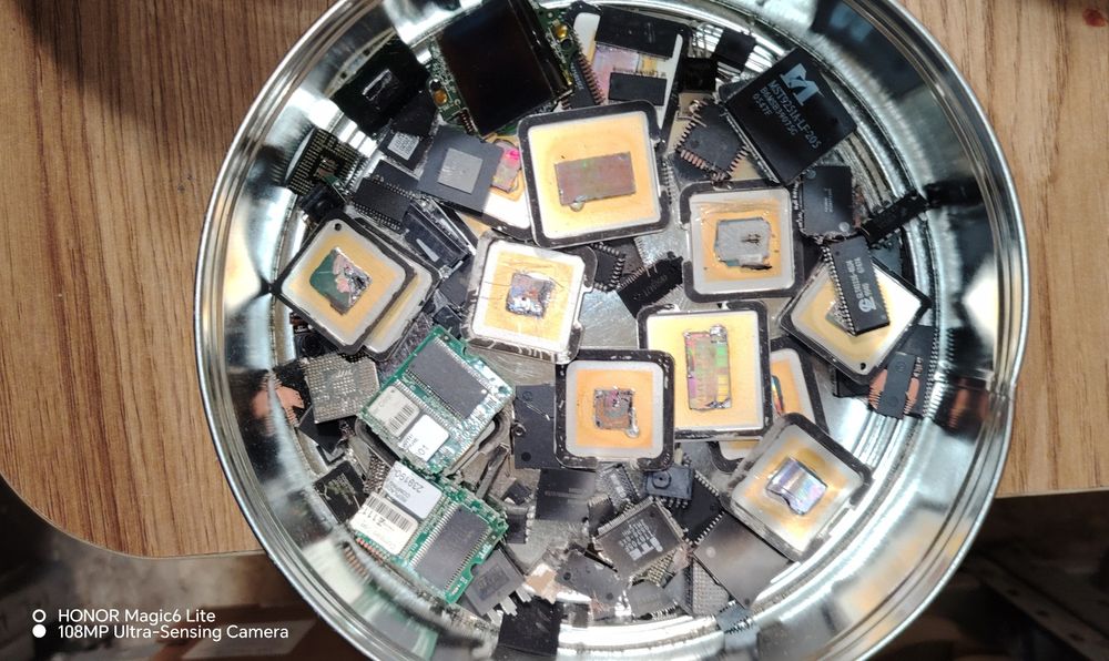 Gold 24k miner de suprafață.