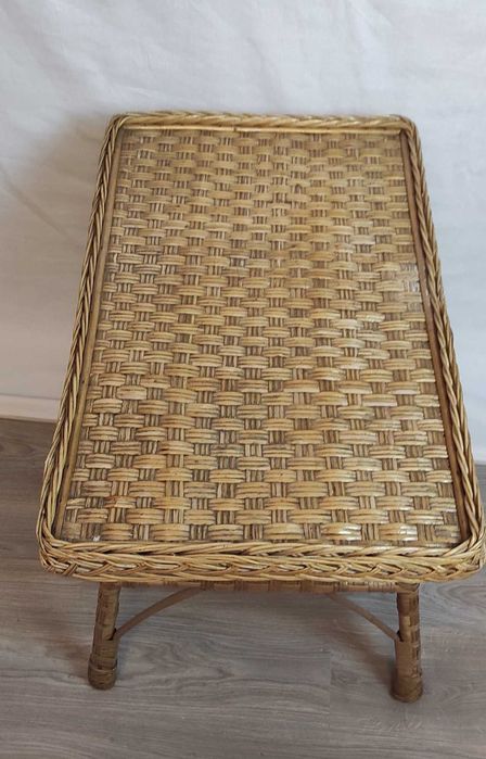 Mobiler de gradina din nuiele impletite.