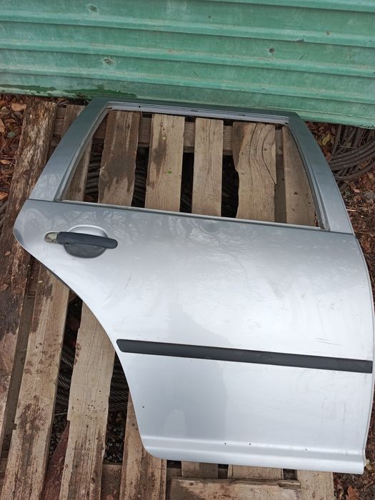 Гольф 4 универсал.  Дверь задняя