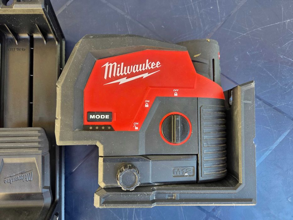 Milwaukee M12 CLLP Зелен Комбиниран Лазерен Нивелир с Отвесни Точки