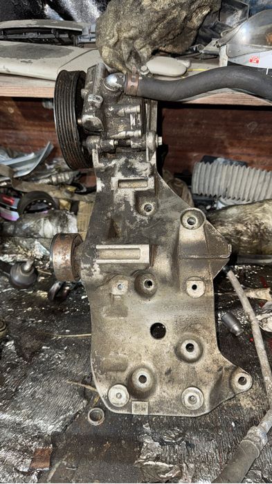 Продам кронштеин на lada Largus