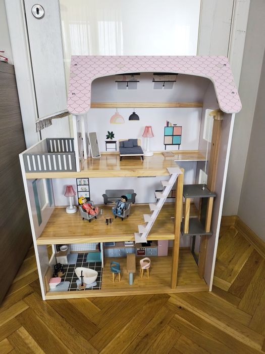 Дървена къща за кукли