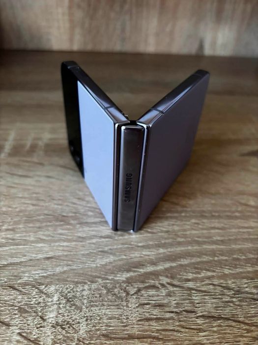 Продавам Samsung Galaxy Z flip 4