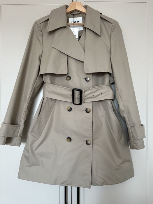Trench Zara cu eticheta