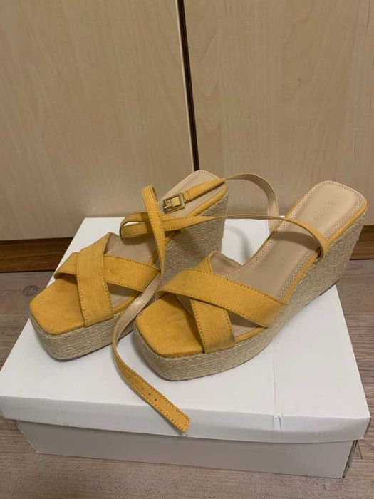 Дамски сандали размер 38, цвят горчица.
