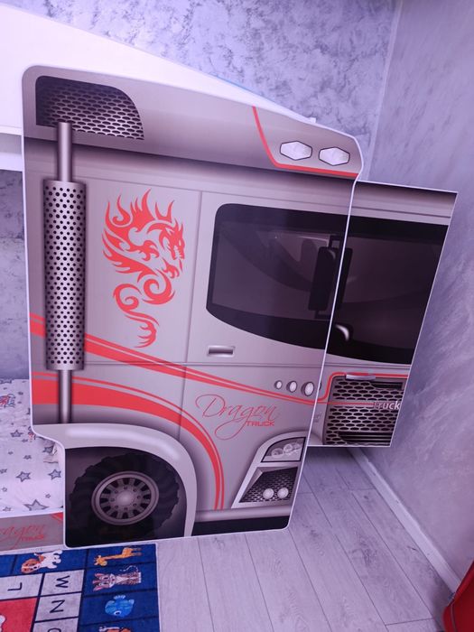 Vand pat suspendat tip camion