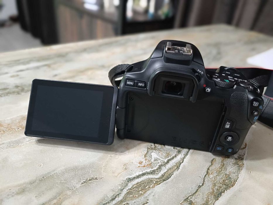 Canon EOS 250D Kit cu Obiectiv EF-S 18-55mm DC Negru - IMPECABIL