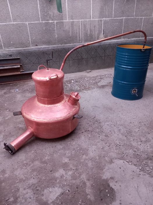 Vand cazan de tuica din cupru alimentar are 150 de litri cu fundu de 3 pereti de 2 capacul de 1,5 se poate trimite in toata tara prin fan couriel cu