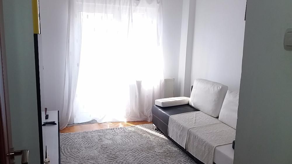 Canapea extensibila de 3 locuri