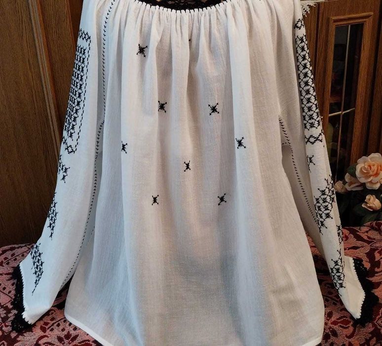 Ie populara nou cusuta cu matase pe panza topita din bumbac