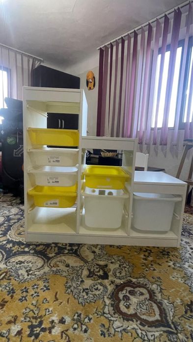Dulap cu polite si tavi de plastic pentru jucarii