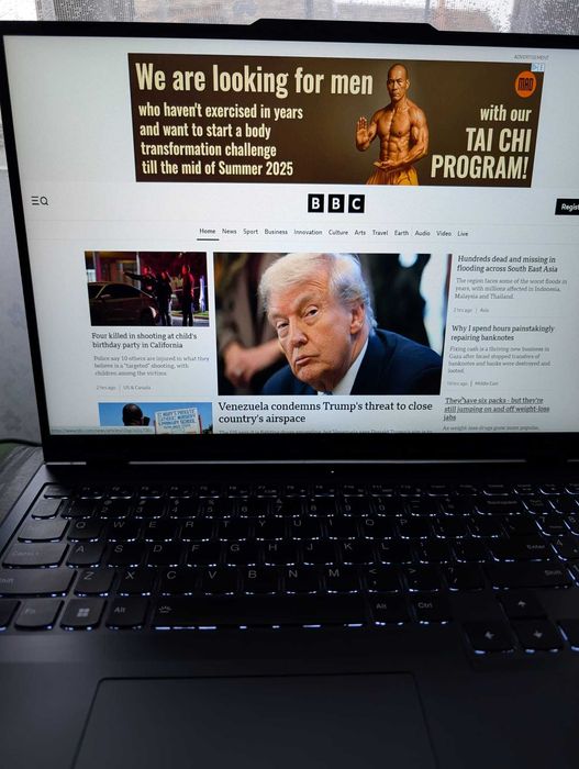 Laptop Gaming Lenovo Legion Pro 5 16ARX8 cu procesor AMD Ryzen 7 7745H