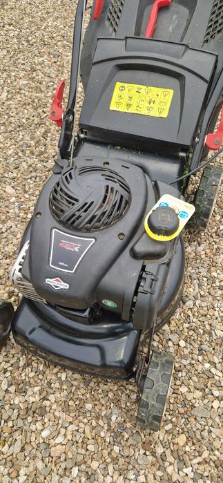 Vând două mașini de tuns iarba/ gazon pe benzina