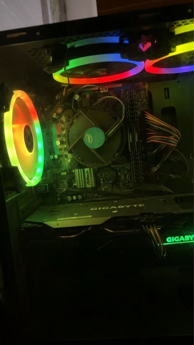 Vand procesor cu placa de baza si carcasa detalii in descriere