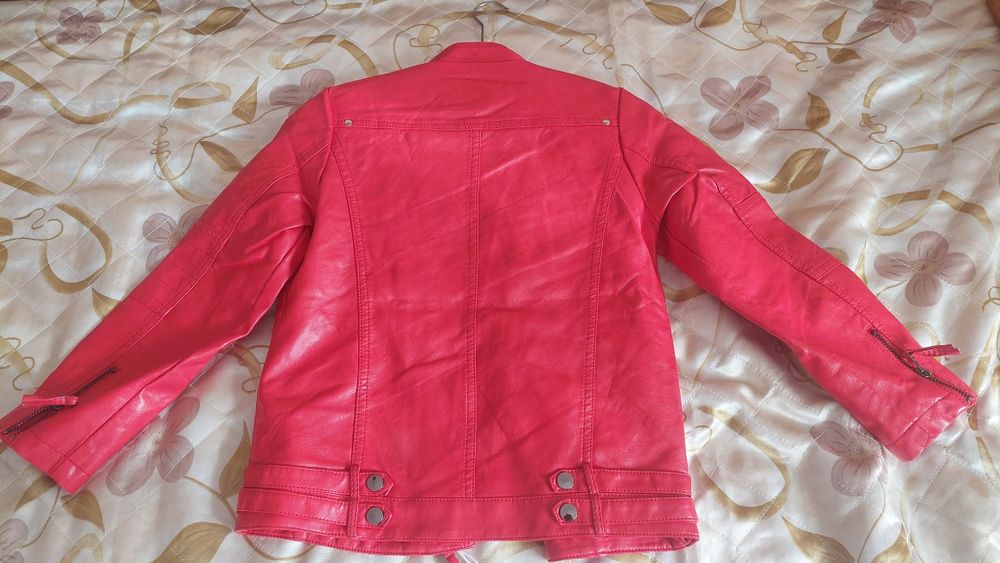 червени кожени якета