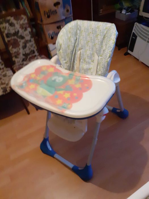 Продавам детскo столче за хранене Чико
