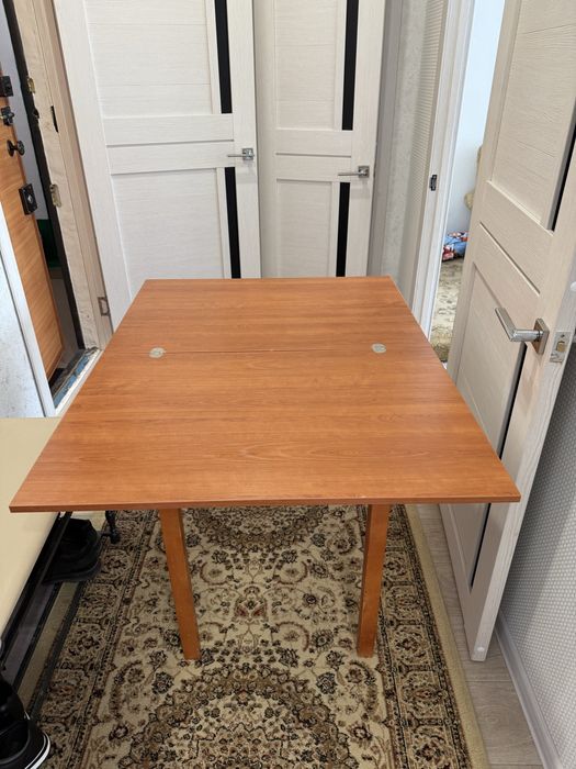 Стол куханный.