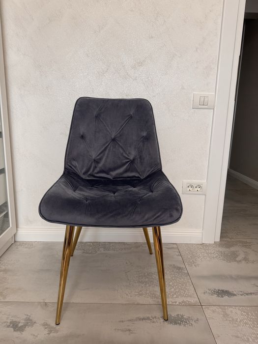 Set 4 scaune tapițeri gri cu picioare aurii