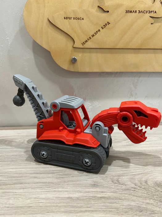 Конструктор с шуруповертом. Динозавры-машинки.