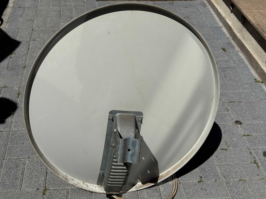 Сателитна чиния 85см с 2х LNB конвертора ALPS BSTE8-751B 9.75 - 10.60 GHz; 1х LNB око за сателитна чиния