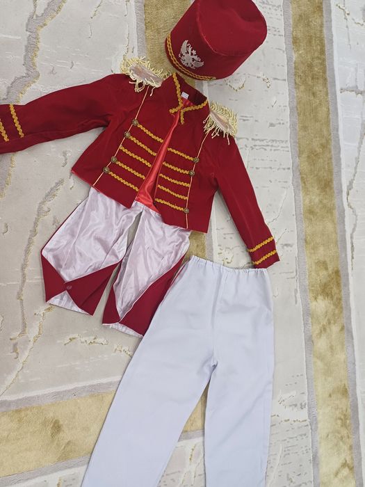 Орыс,украйын киімдері бар.