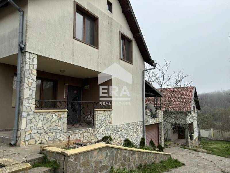 Двуетажна, завършена до ключ къща за продажба, с двор и гараж, на 5 ми