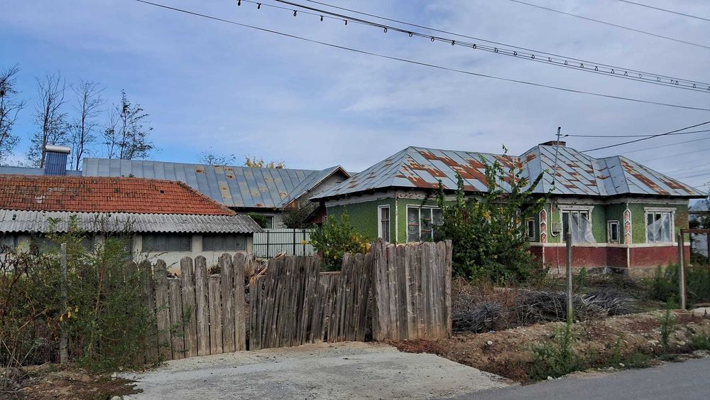 Vând casă ușor locuibilă