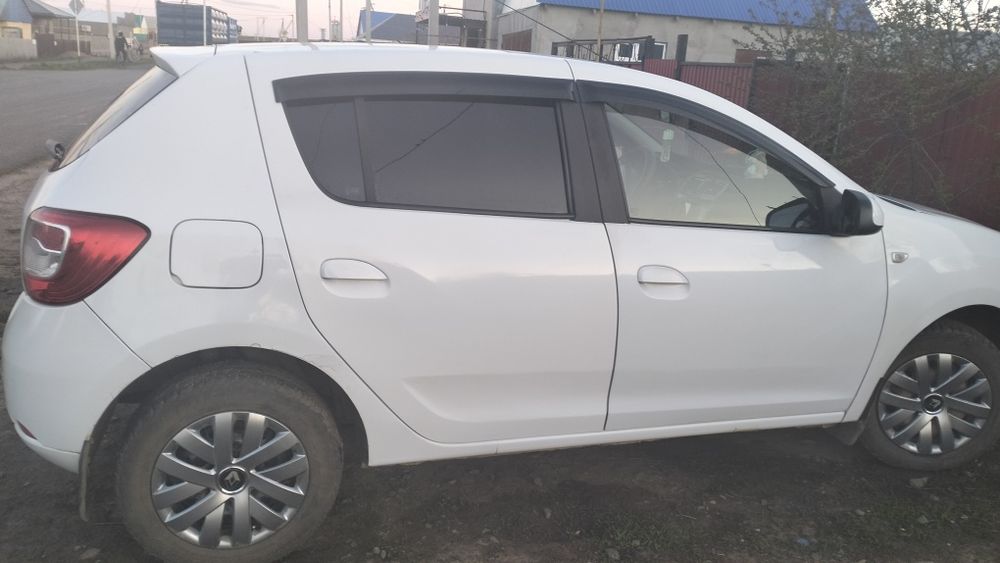 Автомобиль Рено сандеро