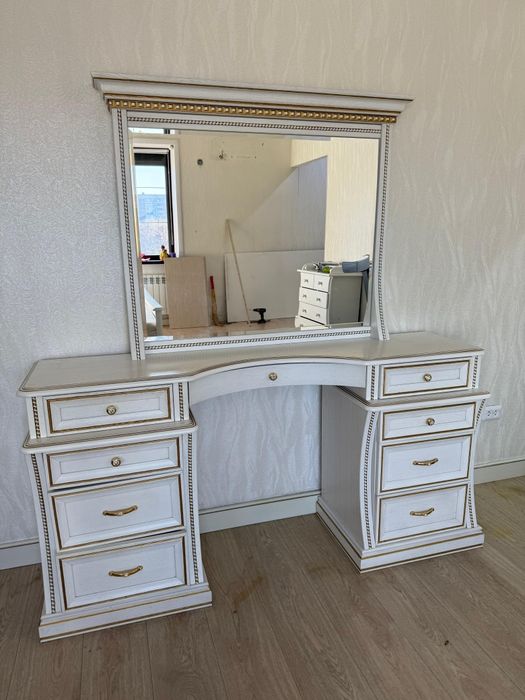 Продаю спальный гарнитур