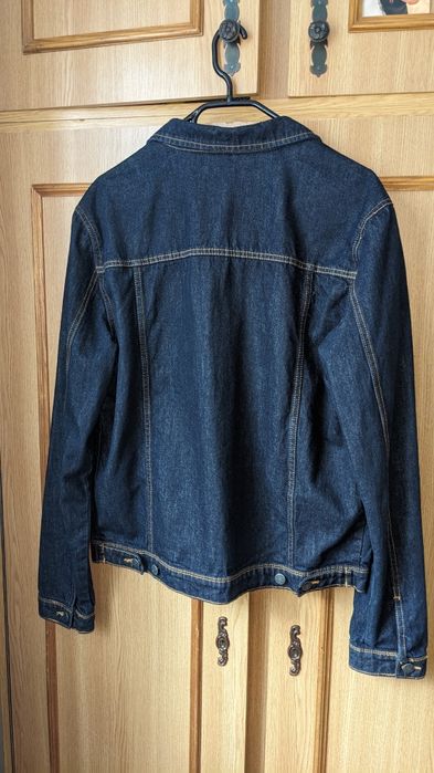 Geaca de blugi ca nouă purtata de cîteva ori este potrivită pentru cineva cu  înalțimea de 1.75 .preț 80 llei prețul este fix