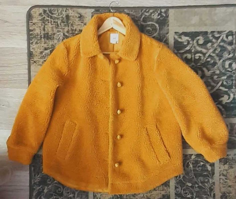 Късо,  патешко жълто палто с шапка в тюркоазено синьо