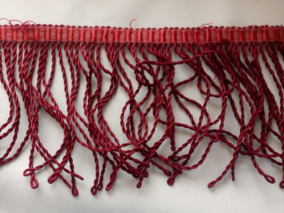 Бахрома новая бордово-вишневого цвета.Длина 220см.Ширина 10см