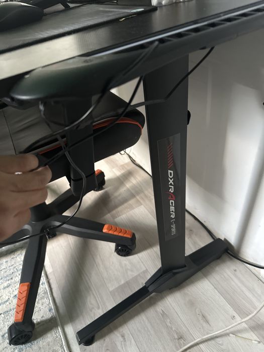 Продам компьютерный стол и кресло