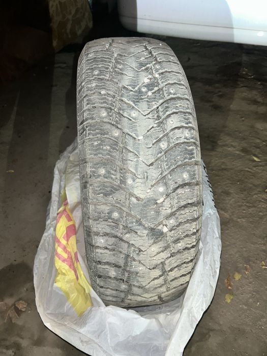 Продам срочно комплект шины на 215,60,R16