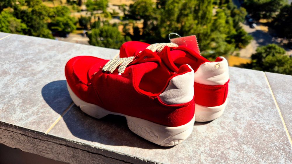 Обувки маратонки червени, с етикет