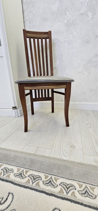 Обеденный стол со стульями