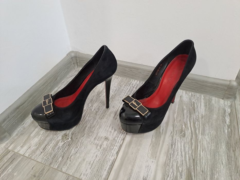 Официални черни дамски обувки на висок ток