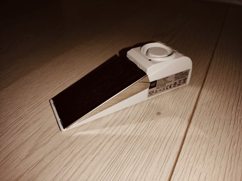 Opritor de usa cu alarma