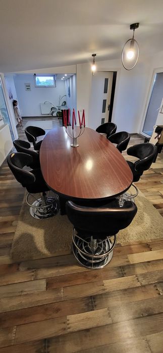 Masa living cu scaune ergonomice