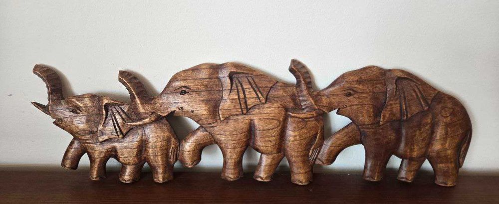 Коллекция деревянных слонов