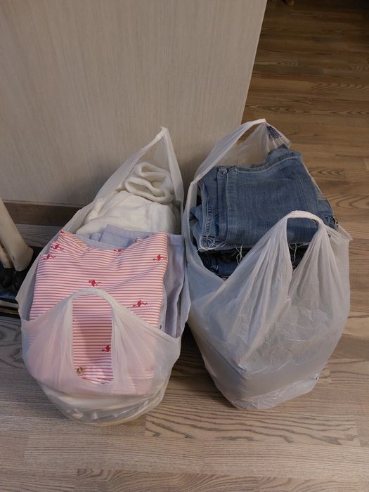 Продам 2 больших пакета одежды для девочки