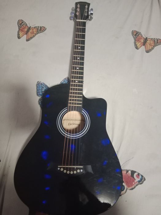 Акустическая гитара